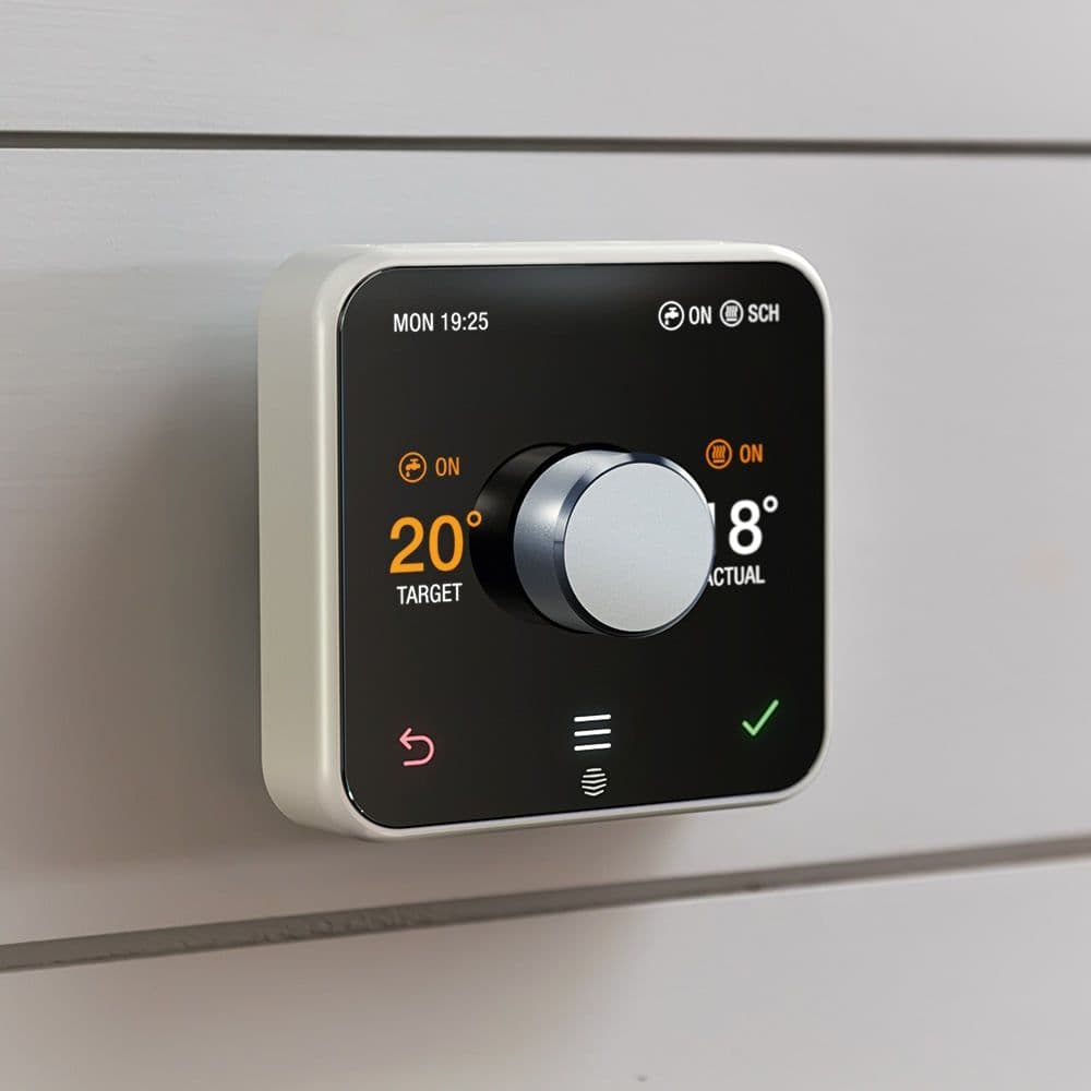 Smart thermostat showing the target and actual temperature